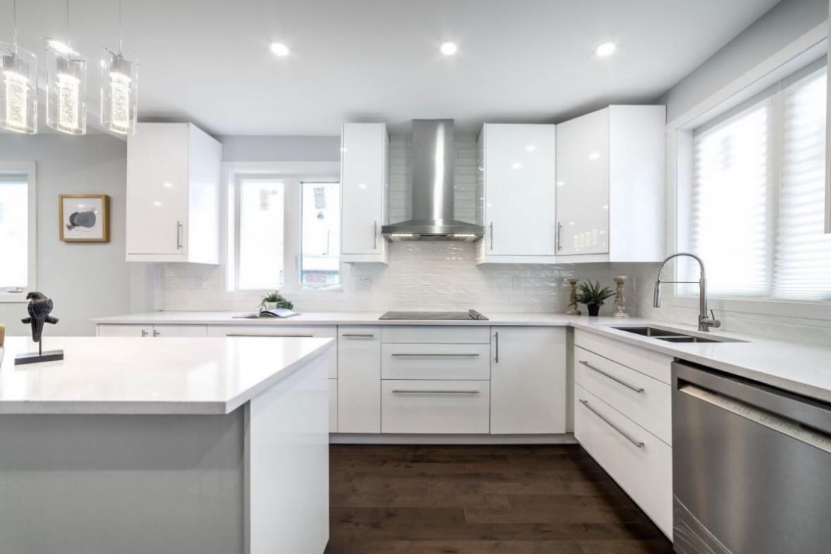 Bright Modern Kitchen